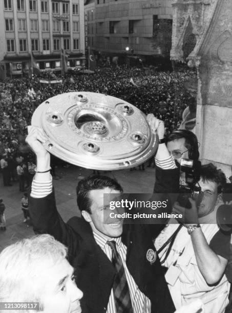 Der Mannschaftskapitän Lothar Matthäus hält am 7.5.1994 auf dem Balkon des Münchner Rathauses jubelnd die begehrte Meisterschale hoch. Der FC Bayern...