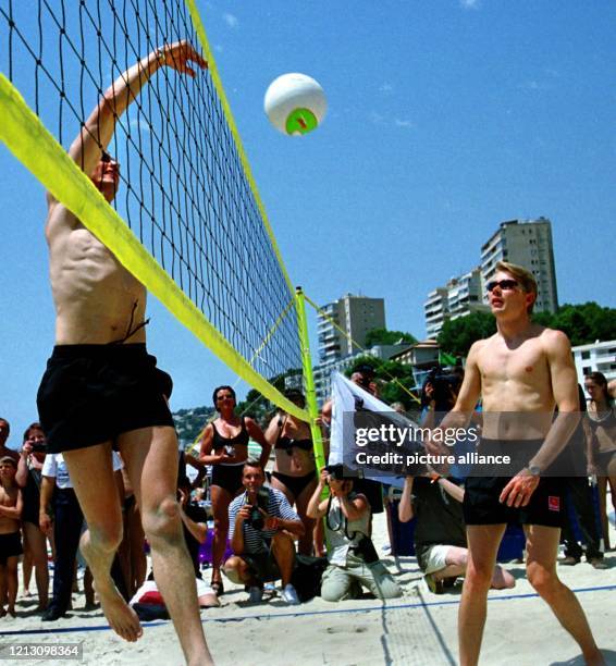 Die beiden McLaren-Mercedes-Formel 1-Piloten David Coulthard und der Finne Mika Häkkinen spielen am am Strand von Palma de Mallorca Beachvolleyball....