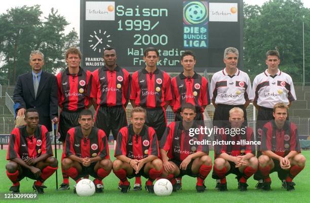 Die Neuzugänge der Eintracht Frankfurt zur Saison 1999/2000 präsentieren sich am im Frankfurter Waldstadion zum Gruppenfoto mit Trainern. V.l....
