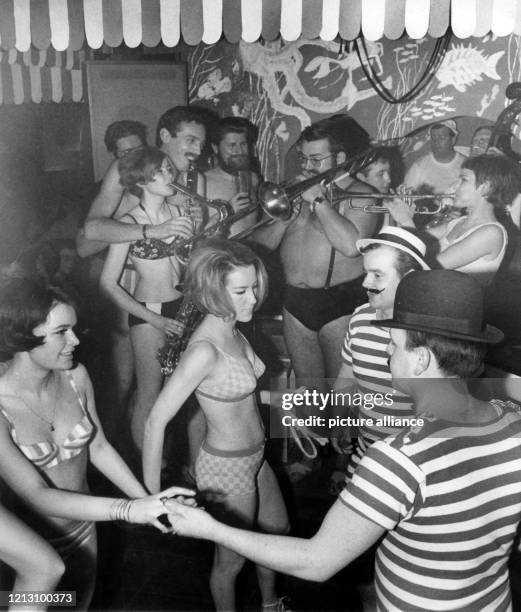 Der Frühjahrstanz bei heißer Musik und knapper Bekleidung in der "Eierschale" am Breitenbachplatz in Berlin. Ein ausgelassenes Strandfest begann in...