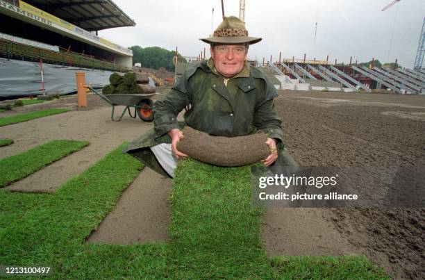 Gartenbauingenieur Klaus Brix verlegt am 9.7.1998 die ersten von rund 8600 Rollrasen-Bahnen im neuen Hamburger Volksparkstadion. Bis zum ersten...