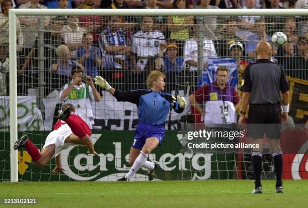 Stürmer und Kapitän Alan Shearer köpft vorbei am deutschen Torhüter Oliver Kahn einen Flankenball zur 1:0-Führung für England ein. Der italienische...