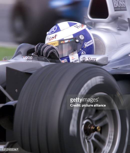 Der schottische Formel 1-Pilot David Coulthard lenkt seinen McLaren Mercedes am in Montreal im Aufwärmtraining durch eine Haarnadelkurve. Er startet...