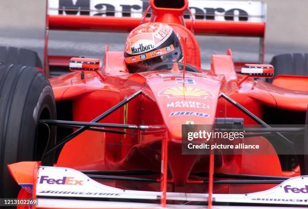 Der deutsche Formel 1-Pilot Michael Schumacher lenkt seinen Ferrari am in Montreal im Aufwärmtraining durch eine Haarnadelkurve. Er startet beim...