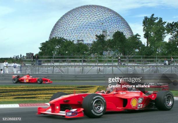Der deutsche Formel 1-Pilot Michael Schumacher lenkt seinen Ferrari am in Montreal im Aufwärmtraining durch eine Haarnadelkurve und beschleunigt vor...