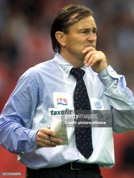 Die Frisur ist ruiniert, das hellblaue Oberhemd klebt nach Dauerregen naß am Körper - all dies scheint Kölns Trainer Ewald Lienen überhaupt nicht zu...
