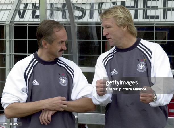 Uli Stielike , der Trainer der deutschen Fußball U18 Nationalmannschaft, unterhält sich am im Waldau Stadion in Stuttgart-Degerloch vor dem...