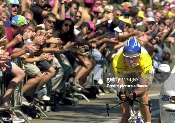 Von wahren Zuschauermassen angefeuert fährt der US-Amerikaner Lance Armstrong im Gelben Trikot des Spitzenreiters am auf der 19. Etappe der Tour de...