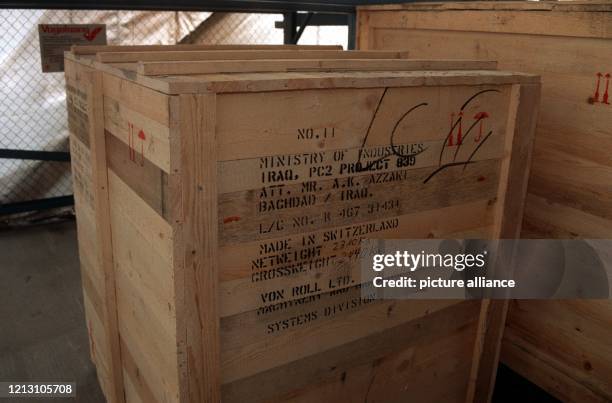 Eines der sichergestellten Teile in einer Holzkiste, die als Zubehör für die Ölindustrie deklariert war am 14.5.1990 auf dem Frankfurter Flughafen....
