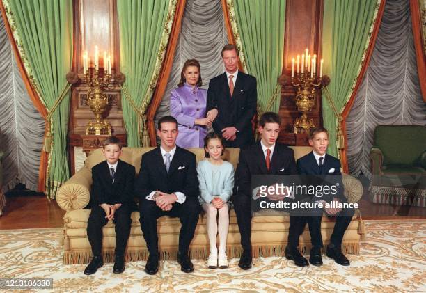 Mit seiner Familie posiert Prinz Guillaume von Luxemburg nach seiner Nominierung zum Erbgroßherzog von Luxemburg am im Palais Grand-Ducal in...