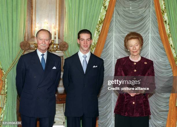 Mit seinen Großeltern, dem ehemaligen Großherzogspaar Jean und Josephine Charlotte posiert Prinz Guillaume von Luxemburg nach seiner Nominierung zum...