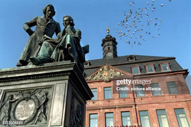 Das Denkmal der Gebrüder Jakob und Wilhelm Grimm vor dem Rathaus auf dem Marktplatz in Hanau . Hier am Marktplatz vor dem Nationaldenkmal der...