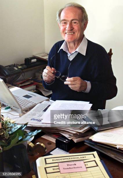 Bundespräsident Johannes Rau sitzt am 31.8.2000 lächelnd am Schreibtisch seines Feriendomizils auf der Nordseeinsel Spiekeroog. Der gelernte...