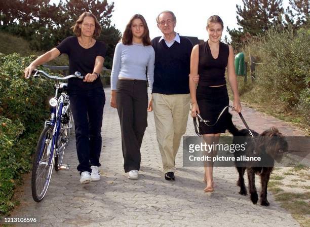 Bundespräsident Johannes Rau geht mit seiner Frau Christina und seinen beiden Töchtern Laura Helene und Anna Christina und dem...