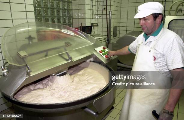 Wurstmacher Erwin Strebel aus Nürnberg bedient am einen Mischer zur Herstellung von Leberkäse. Die Verbraucherzentralen empfehlen, beim Metzger genau...