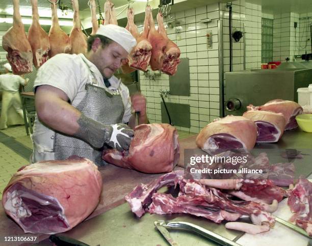 Fleischer Uwe Sockel aus Nürnberg zerlegt am eine Schweinehälfte zur Wurstherstellung. Nach den jüngsten BSE-Verdachtsfällen reagieren die...