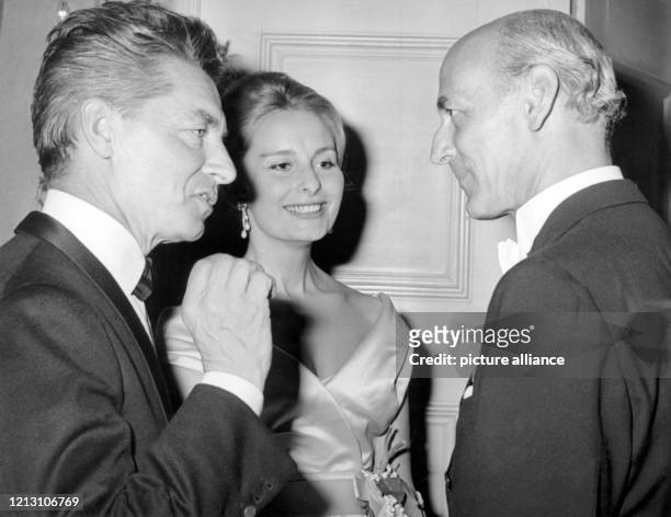 Dirigent Herbert von Karajan und seine Frau Eliette im Gespräch mit Rudolf Bing, dem Direktor der Metropolitan Oper in New York, aufgenommen auf dem...
