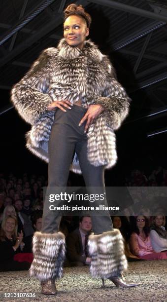 Während alle Welt noch auf den Beginn des Winters 2000 wartet, blickt das Münchner Modeunternehmen Escada naturgemäß schon in die Zukunft: Ein Model...