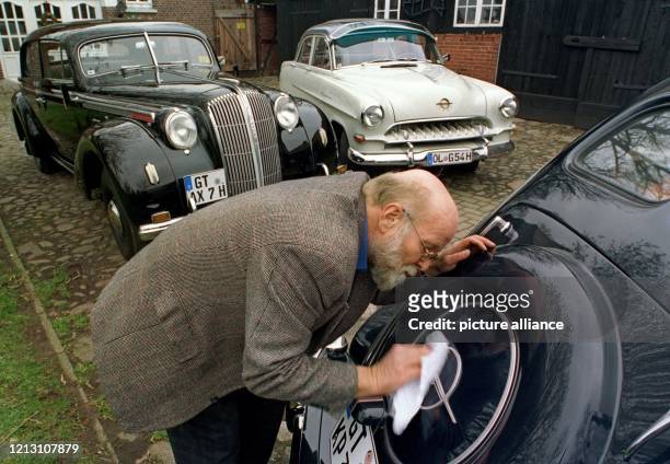 Der Autosammler Fritz-Wilhelm Hardach poliert am 8.2.2000 vor seiner Oldtimer-Werkstatt in Oldenburg das Kofferraum-Signet eines Opel Kapitäns von...