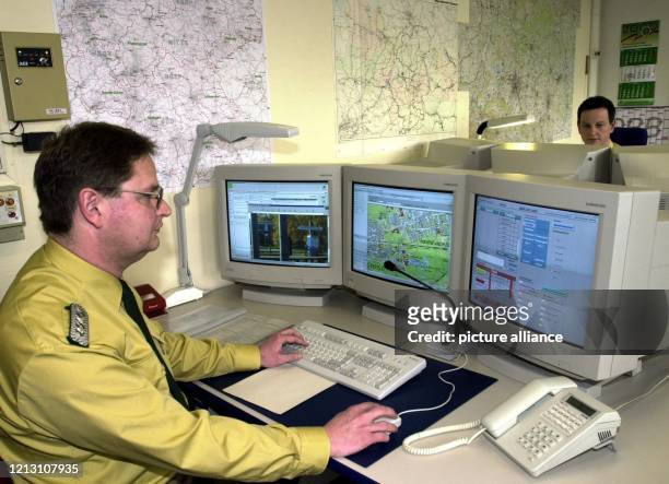Die Arbeit an den Monitoren eines neuartigen Polizeilichen Unterstützungssystemes stellen am 15.2.2000 im Bundesgrenzschutzamt Hannover...