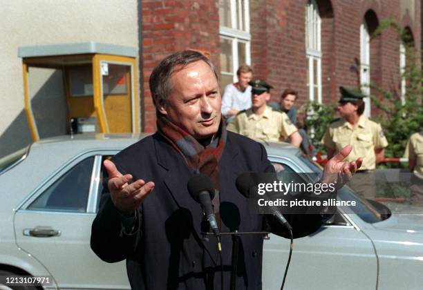 Oskar Lafontaine, mit Schal um den Hals, beantwortet nach seiner Entlassung aus der Klinik am 2. Mai 1990 die Fragen der Journalisten. Der...