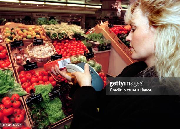 Anja Smoktun kauft am 16.2.2000 mit dem neuartigen Strichcode-Lesegrät "Scanny" bei Karstadt in Lübeck ein. Scanny sieht aus wie ein Telefonhörer und...