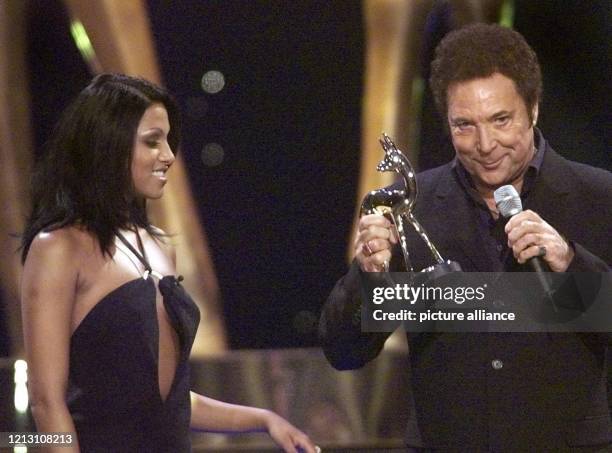 Der britische Sänger Tom Jones hält am 8.12.2000 in Berlin den Medienpreis "Bambi" in der Hand, der ihm von der Rapperin Sabrina Setlur während einer...