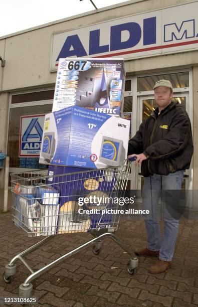 Computer, Drucker und Monitor stapeln sich im Einkaufswagen eines Mannes, der am 29.3.2000 aus einer Dortmunder Aldi-Filiale kommt. Der Kund gehörte...