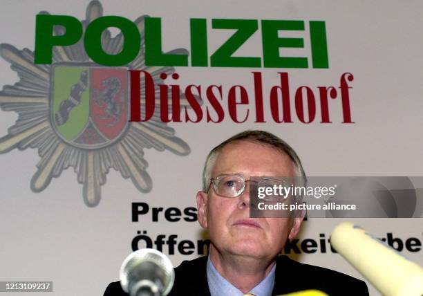 Generalbundesanwalt Kay Nehm gibt am 7.12.2000 im Düsseldorfer Polizeipräsidium eine Pressekonferenz. Vor den Medienvertretern sagte Nehm, der...