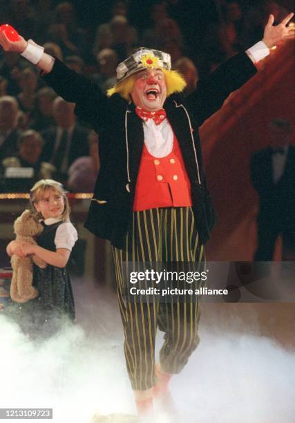 Ein Clown gehört zu jeder guten Zirkus-Vorstellung, und diese Rolle hat Schauspieler Uwe Ochsenknecht am 1.12.2000 für die ARD-Aufzeichnung "Stars in...