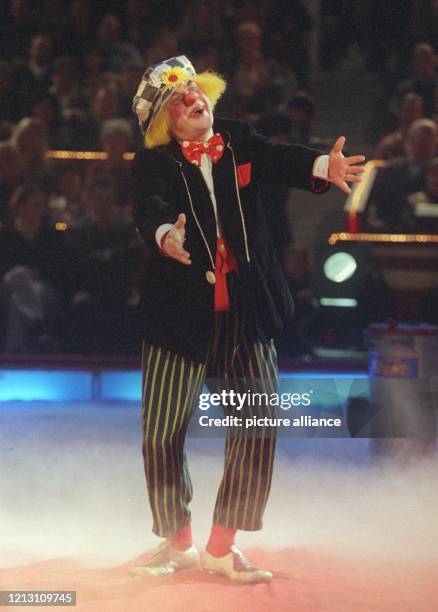 Ein Clown gehört zu jeder guten Zirkus-Vorstellung, und diese Rolle hat Schauspieler Uwe Ochsenknecht am 1.12.2000 für die ARD-Aufzeichnung "Stars in...