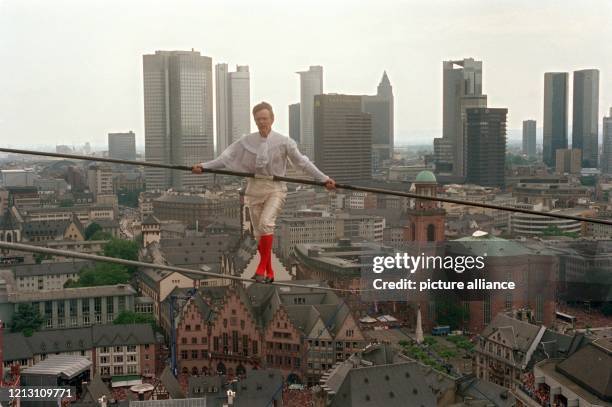 Der französische Hochseilartist Philippe Petit mit einer Balancierstange auf dem Seil am 12.6.1994 in Frankfurt am Main. Im Rahmen der 1200-Jahrfeier...