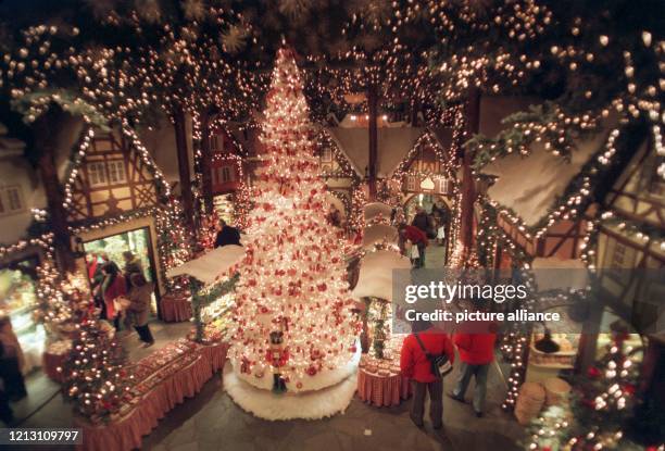 Im Weihnachtsdorf von Käthe Wohlfahrt in Rothenburg ob der Tauber bekommt man garantiert keine kalten Füße oder Schnupfen. Der riesige Markt, der zum...