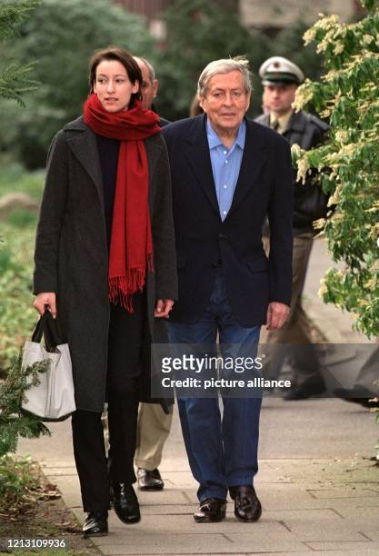 Prinz Claus der Niederlande verlässt am 22.3.2000 in Begleitung seiner Nichte Anne von der Recke und einer Polizeieskorte das Allgemeine Krankenhaus...