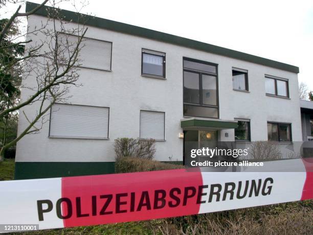 Die Polizei Heidelberg hat das Haus Turnerstrasse 114e in Heidelberg am 1.12.2000 abgesperrt, um Spuren im Fall des ermordeten zwölfjährigen Mädchens...