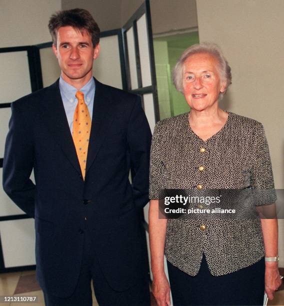 Johanna Quandt mit ihrem Sohn Stefan, aufgenommen am 6.7.1999 in München. Die Quandt-Familie schließt als BMW-Großaktionär einen Verkauf ihrer...