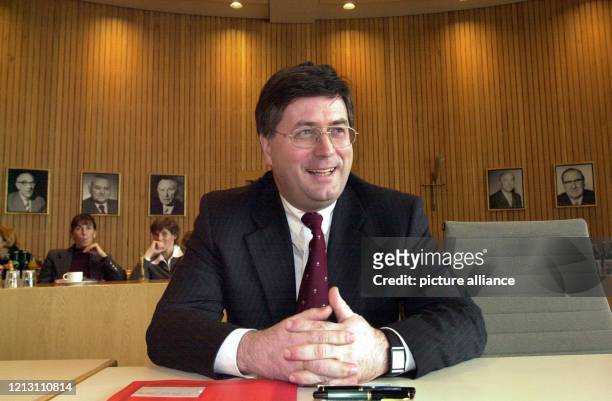 Der frühere Chef der Düsseldorfer Staatskanzlei, Rüdiger Frohn , wird am 20.3.2000 im Düsseldorfer Untersuchungsausschuss zur Flugaffäre venommen....