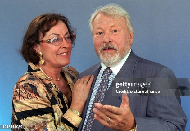 Liebevoll schaut Lore Strack ihren Mann Günter Strack am 30.8.1998 auf der Internationalen Funkausstellung in Berlin an. Rund 15 Monate nach seinem...