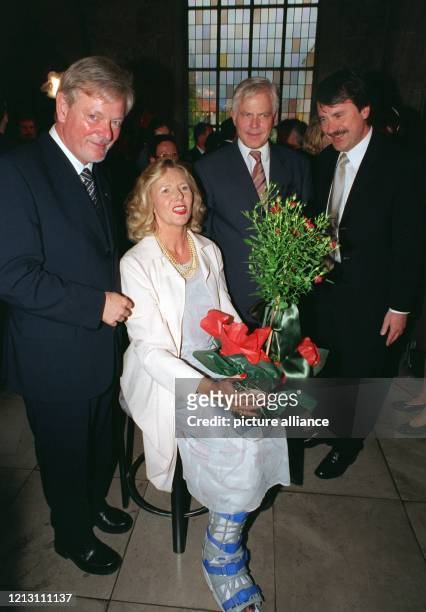 Auf ihrer "nachgeholten" Hochzeitsfeier mit Niedersachsens Ministerpräsident Gerhard Glogowski am 15.5.1999 in Braunschweig nimmt Marianne Glogowski...