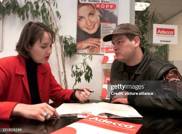 Birgit Graff, Personalberaterin der Firma Adecco, unterhält sich am 15.3.2000 in Hamburg mit Martin Rossacker, dem sie einen Arbeitsplatz vermitteln...