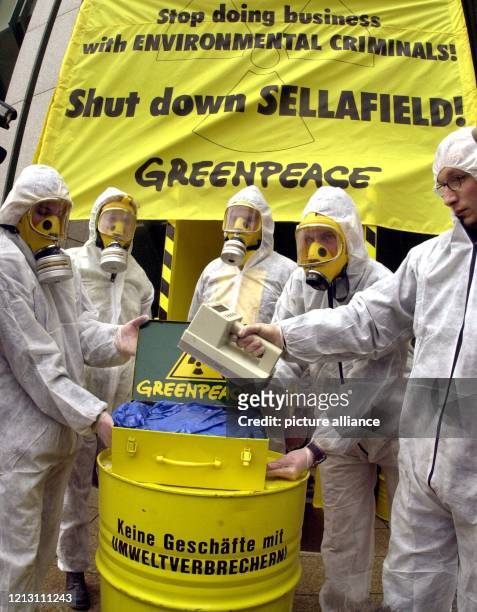 Mit einem Geigerzähler demonstrieren Mitglieder der Umweltschutzorganisation Greenpeace am 16.3.2000 vor dem Umweltministerium in Bonn die...
