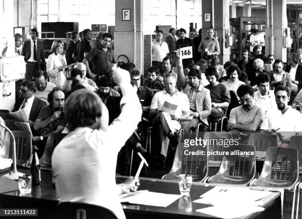 Einige Belegschaftsmitglieder des AEG-Werkes in Berlin nehmen am 14. Juni 1983 an der Versteigerung von Maschinen und Werkzeugen der Fabrik in der...