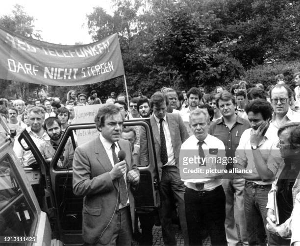 Der Berliner Wirtschaftssenator Elmar Pieroth spricht am 10. August 1982 zu besorgten AEG-Mitarbeitern. Einen Tag zuvor hatter der Vorstand des...