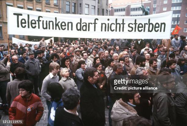 Mehrere hundert Beschäftigte des AEG-Telefunken-Konzerns demonstrieren am 10.3.1983 in Hannover für den Erhalt ihrer Arbeitsplätze, nachdem am Vortag...