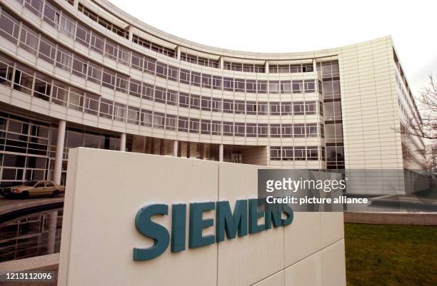 Eines der Verwaltungsgebäude von Siemens in der Münchner St. Martin-Straße, aufgenommen am 13.3.2000.