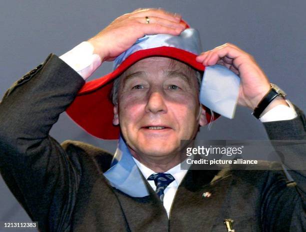Der nordrhein-westfälische Ministerpräsident Wolfgang Clement setzt sich am 12.3.2000 auf dem Bochumer SPD-Landesparteitag einen roten Filzhut auf,...