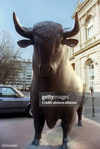 Die Bronzefigur des Bullen vor der Frankfurter Wertpapierbörse, aufgenommen im März 2000. Die überlebensgroße Skulptur ist Teil der Zweiergruppe...