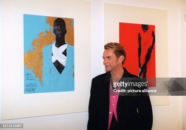 Wolfgang Joop eröffnet am 3.3.2000 in Berlin seine Austellung "Belle Ile - Is black beautiful?". In der Galerie "Pictureshow" sind rund 40 seiner...