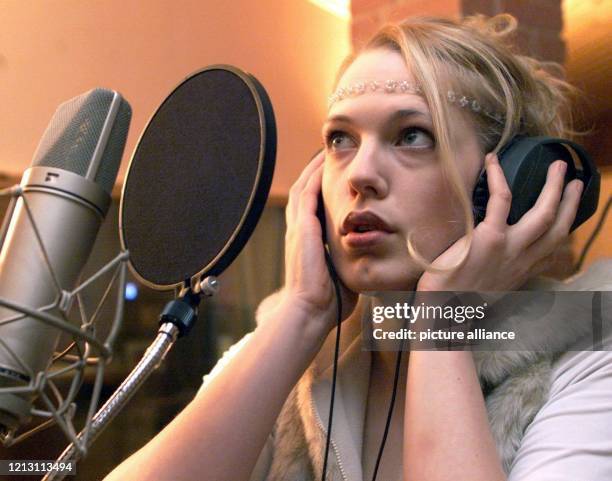 Vor Studiomikrofonen probt die Pop-Sängerin Maricel am 7.3.2000 in Hannover. Die 23 Jahre alte Künstlerin liebt einfache Melodien, Lieder, die im...