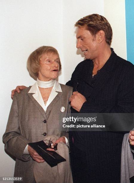 Modemacher Wolfgang Joop nimmt am 3.3.2000 in Berlin seine Mutter Charlotte Joop in den Arm, die zur Eröffnung seiner Austellung "Belle Ile - Is...